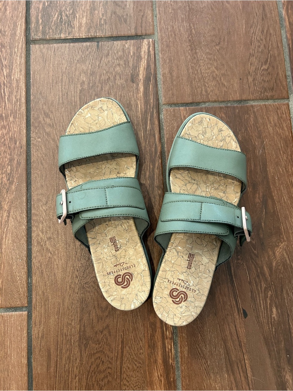 Cloud stoppers by Clark’s size 9 green slide on sandals